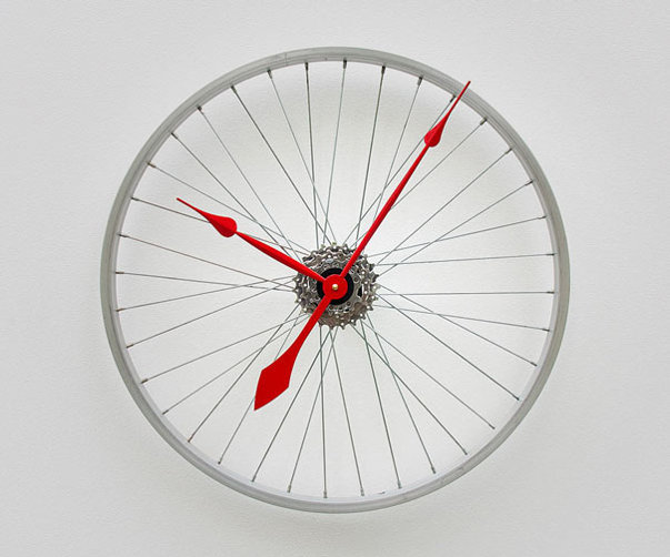 Väggklocka av ett cykelhjul