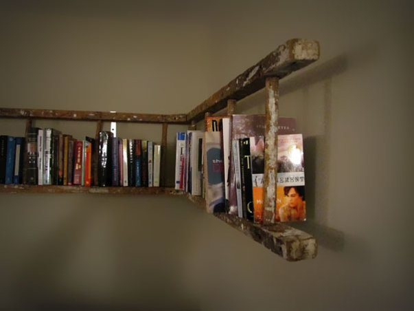 En gammal stege blir en bokhylla