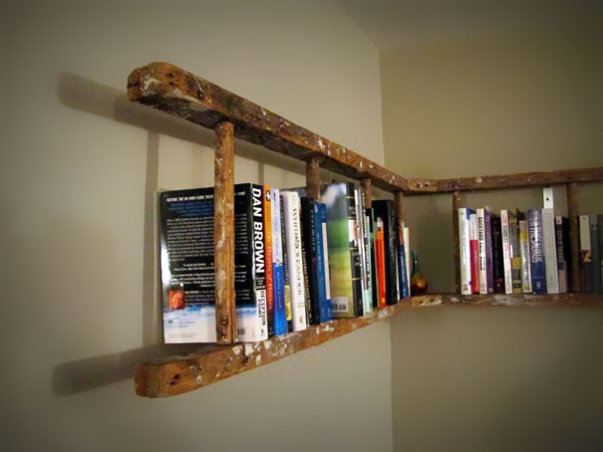 En gammal stege blir en bokhylla